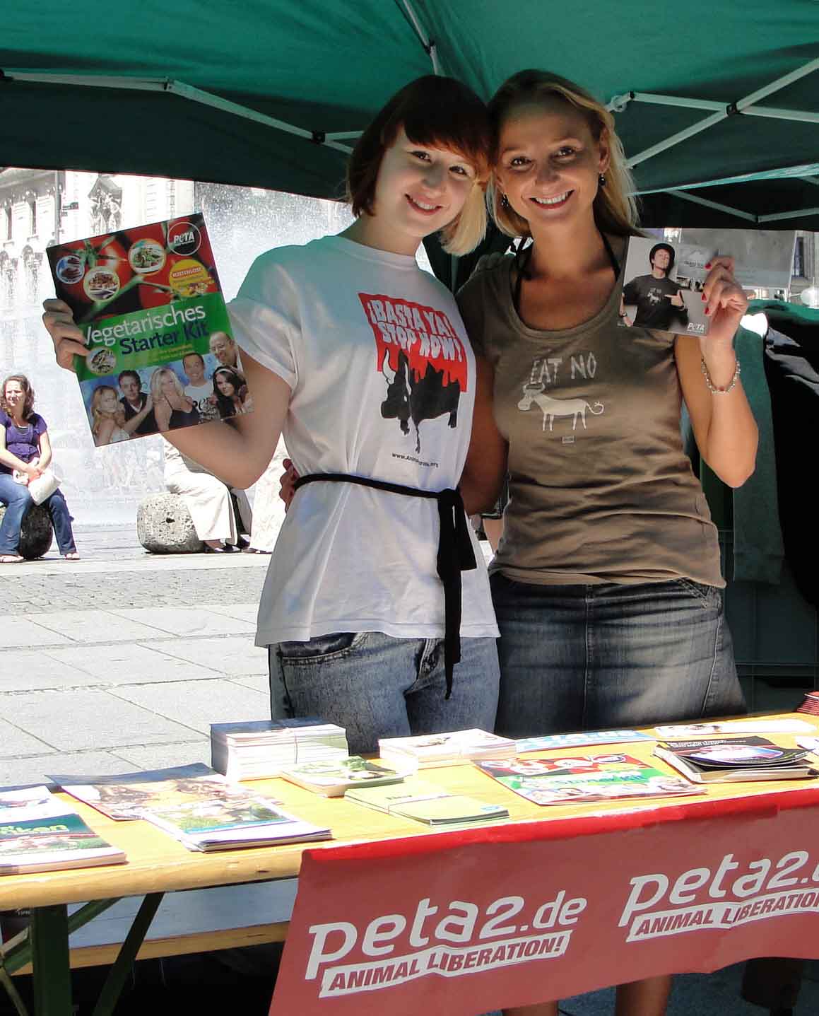 Veganmania 2010, T!erLaut unterstützt den PETA Stand am Stachus